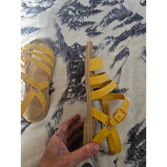 Women's size 7 croc sandals - Picture 3 of 4